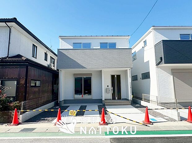 【現地写真(街並み)】軽くて火災に強い屋根材を採用し、地震時の建物への負担や揺れを軽減しています。