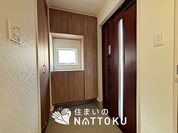 【現地写真（玄関）】玄関には、大型のシューズ収納を設置しています。