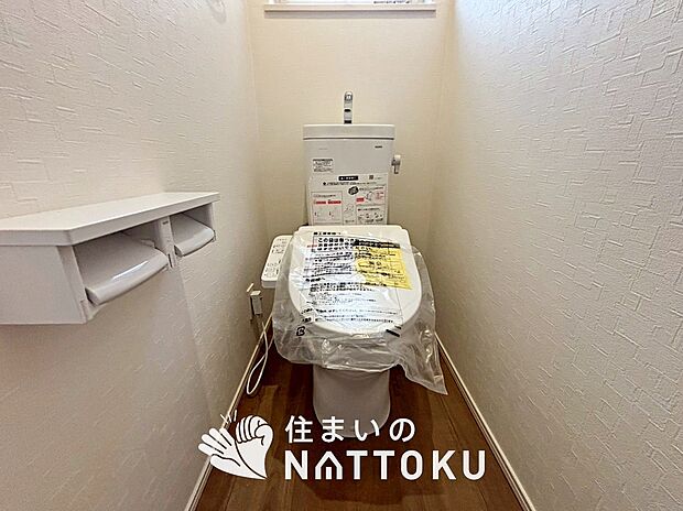 【トイレ】汚れてもサッとひと拭きでお手入れ簡単、エコ仕様の温水洗浄便座付きのトイレです。
バリアフリーにも配慮しています。