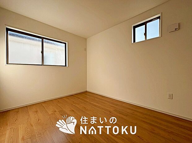 【現地写真（洋室）】木目の美しさを際立たせるシンプルデザインの建具を使用しています。