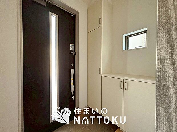【現地写真（玄関）】玄関には、大型のシューズ収納を設置しています。