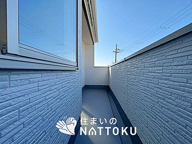 【バルコニー】奥行きが広く、洗濯物をゆったりと干せる十分な広さで、家族の洗濯も捗ります。