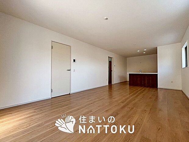 【現地写真（リビング）】フローリング材には、木目、色調など木材特有の風合いがあり、ナチュラルな美しさになっています。