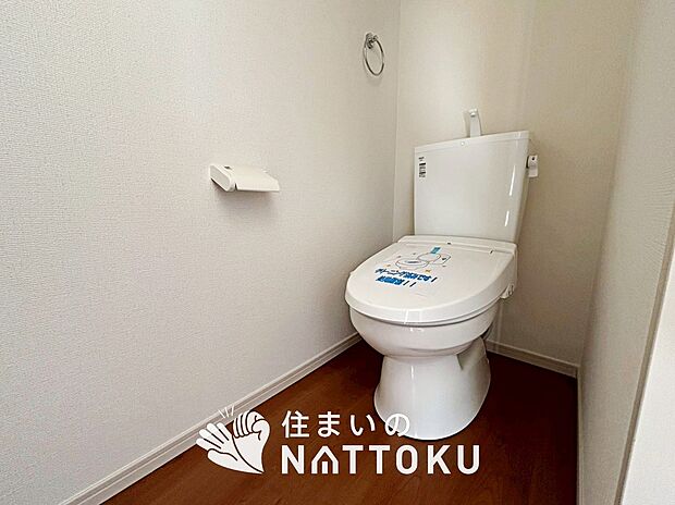 【トイレ】汚れてもサッとひと拭きでお手入れ簡単、エコ仕様の温水洗浄便座付きのトイレです。
バリアフリーにも配慮しています。
