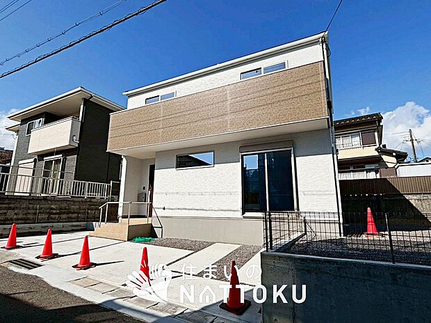 【現地写真（前道含む外観）】断熱性、気密性を高める工夫で一年中ずっと心地よく暮らせる、高気密・高断熱です。