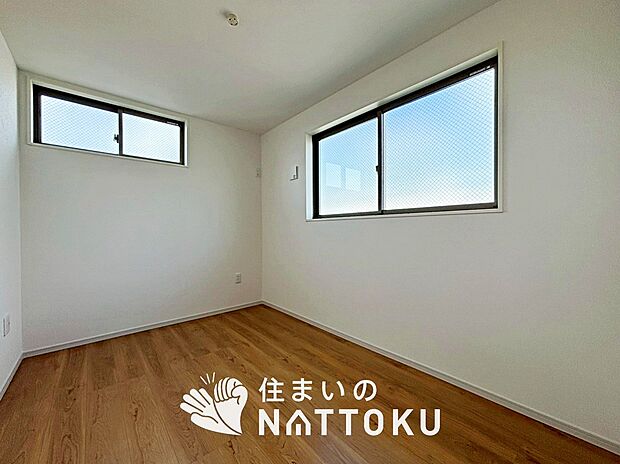 【現地写真（寝室）】木目の美しさを際立たせるシンプルデザインの建具を使用しています。