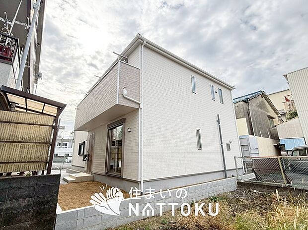 【現地写真（外観）【２号地】】軽くて火災に強い屋根材を採用し、地震時の建物への負担や揺れを軽減しています。