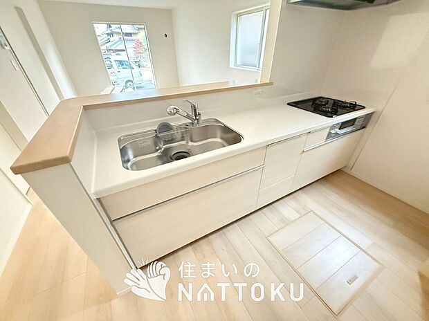 【現地写真（キッチン）】収納たっぷりのシステムキッチン、浄水器付水栓を標準装備しています。