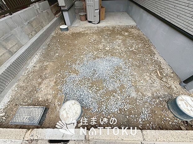 【現地写真（駐車場）】駐車スペースが広く、運転が苦手な方も安心です。