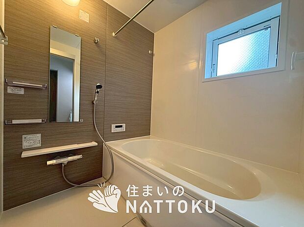 【現地写真（浴室）】浴室暖房乾燥機付き。１坪タイプで広々です。