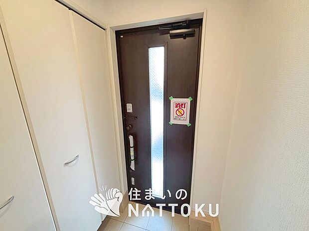 【現地写真（玄関）】玄関には、大型のシューズ収納を設置しています。