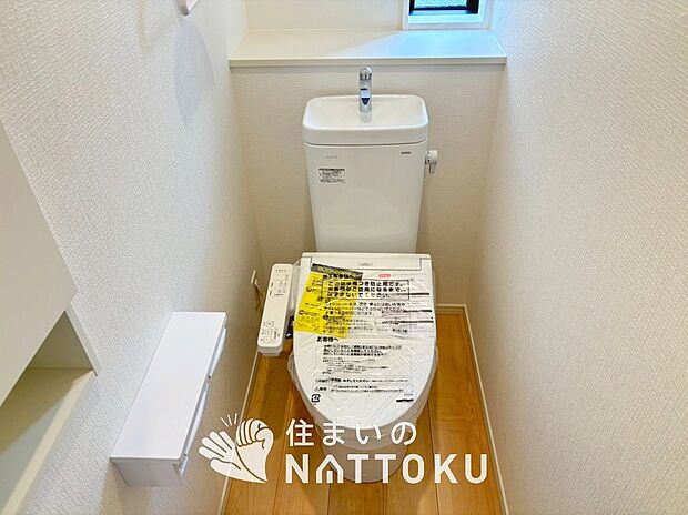 【トイレ】汚れてもサッとひと拭きでお手入れ簡単、エコ仕様の温水洗浄便座付きのトイレです。
バリアフリーにも配慮しています。

