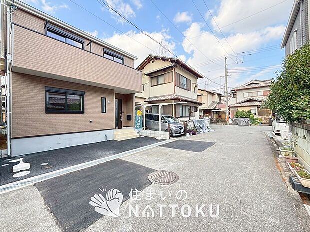 【現地写真（前道含む外観）】軽くて火災に強い屋根材を採用し、地震時の建物への負担や揺れを軽減しています。