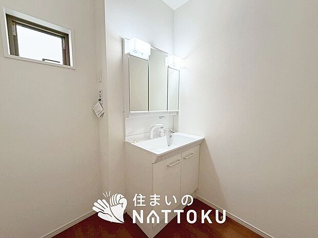 【洗面台・洗面所】鏡の両サイドは、必要なものを取出しやすく、大きな鏡面で朝の準備も快適。
使いやすいリフトアップ機能付きのシングルレバーシャワー水栓付です。