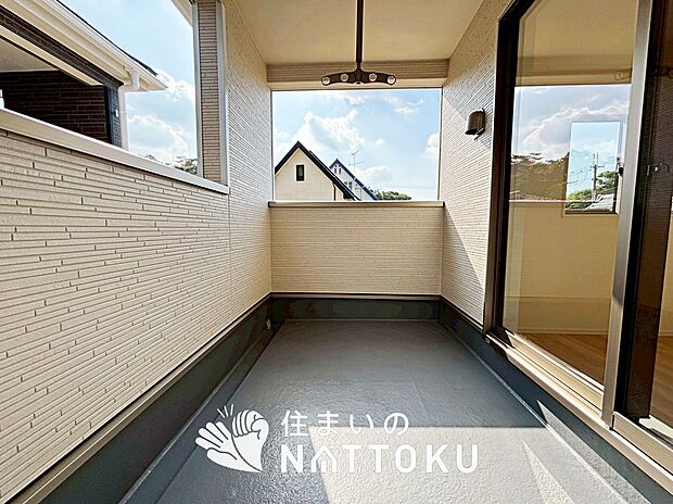 【バルコニー】奥行きが広く、洗濯物をゆったりと干せる十分な広さで、家族の洗濯も捗ります。