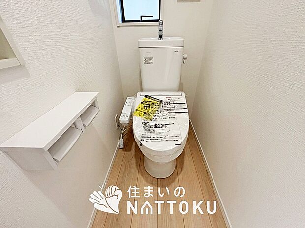 【トイレ】汚れてもサッとひと拭きでお手入れ簡単、エコ仕様の温水洗浄便座付きのトイレです。
バリアフリーにも配慮しています。