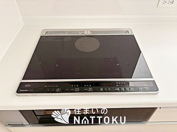 【ビルトインコンロ】フラットな構造で清掃性が高く、過熱防止センサー付3口タイプで日頃の家事も快適です。