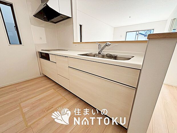【現地写真(キッチン)】収納たっぷりのシステムキッチン、浄水器付水栓を標準装備しています。