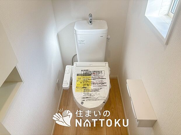 【トイレ】汚れてもサッとひと拭きでお手入れ簡単、エコ仕様の温水洗浄便座付きのトイレです。
バリアフリーにも配慮しています。
