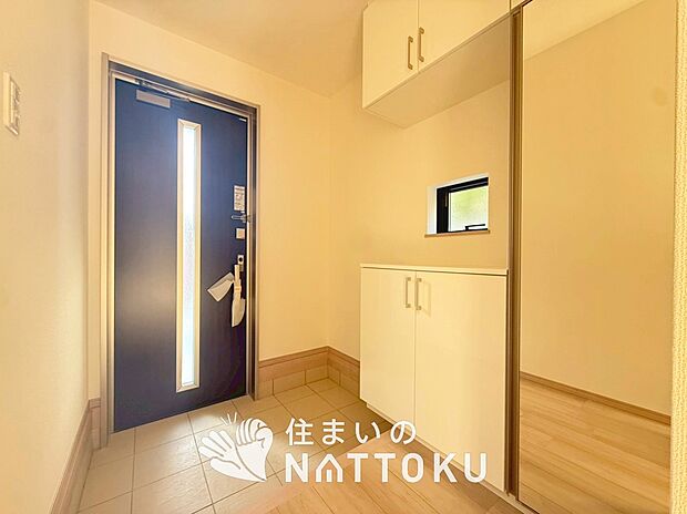 【現地写真（玄関）】玄関には、大型のシューズ収納を設置しています。