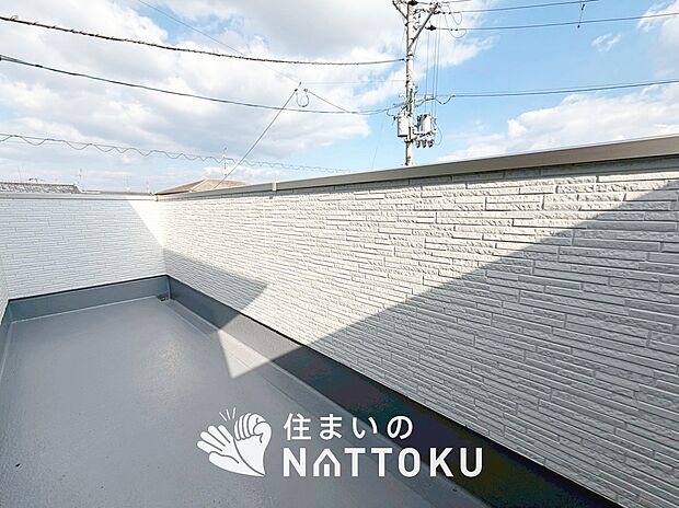 【バルコニー】奥行きが広く、洗濯物をゆったりと干せる十分な広さで、家族の洗濯も捗ります。