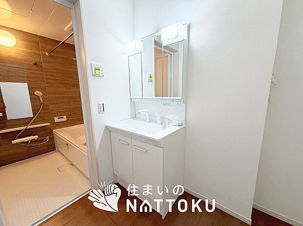 【洗面台・洗面所 】鏡の両サイドは、必要なものを取出しやすく、大きな鏡面で朝の準備も快適。
使いやすいリフトアップ機能付きのシングルレバーシャワー水栓付です。