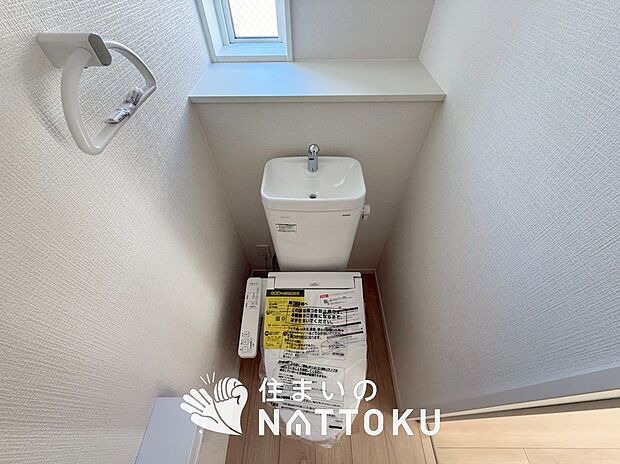 【トイレ】汚れてもサッとひと拭きでお手入れ簡単、エコ仕様の温水洗浄便座付きのトイレです。
バリアフリーにも配慮しています。
