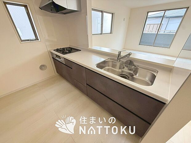 【現地写真（キッチン）】収納たっぷりのシステムキッチン、浄水器付水栓を標準装備しています。