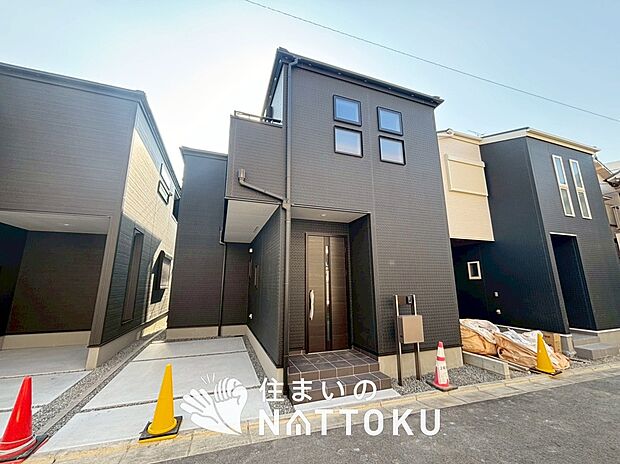 【現地写真（外観）【２号地】】軽くて火災に強い屋根材を採用し、地震時の建物への負担や揺れを軽減しています。