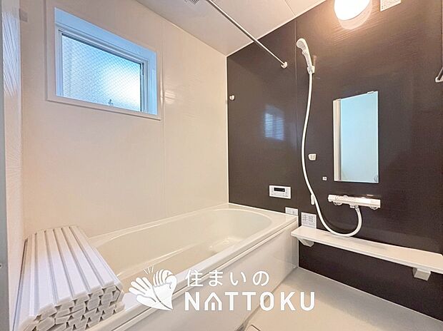 【現地写真（浴室）】浴室暖房乾燥機付き。１坪タイプで広々です。