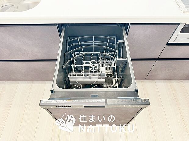 【食器洗い乾燥機】食後の時間にゆとりを与えてくれる食器洗い乾燥機。
操作ボタンも上面にあるので、腰をかがめずに操作ができラクラクです。
