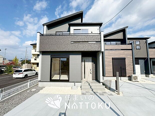 【現地写真（外観）【１号地】】軽くて火災に強い屋根材を採用し、地震時の建物への負担や揺れを軽減しています。