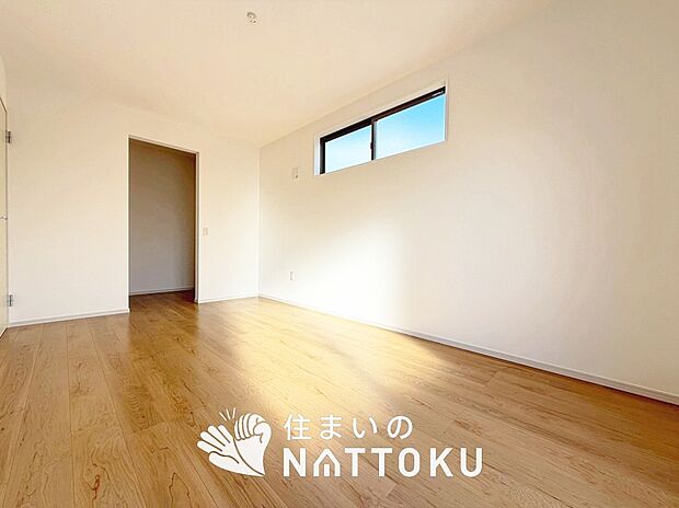 【現地写真（寝室）】木目の美しさを際立たせるシンプルデザインの建具を使用しています。