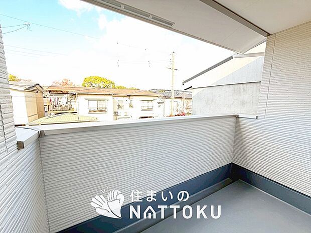 【バルコニー】奥行きが広く、洗濯物をゆったりと干せる十分な広さで、家族の洗濯も捗ります。