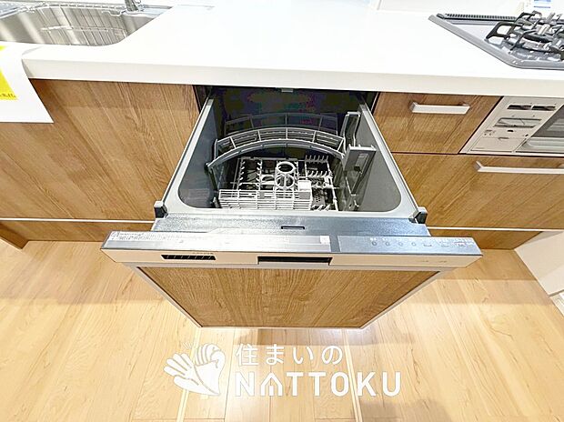 【食器洗い乾燥機】食後の時間にゆとりを与えてくれる食器洗い乾燥機。
操作ボタンも上面にあるので、腰をかがめずに操作ができラクラクです。