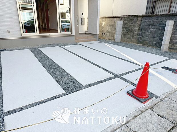 【現地写真（駐車場）】駐車スペースが広く、運転が苦手な方も安心です。