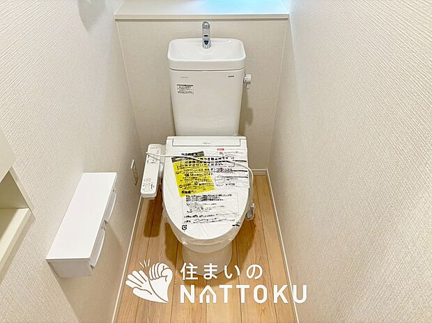 【トイレ】汚れてもサッとひと拭きでお手入れ簡単、エコ仕様の温水洗浄便座付きのトイレです。
バリアフリーにも配慮しています。
