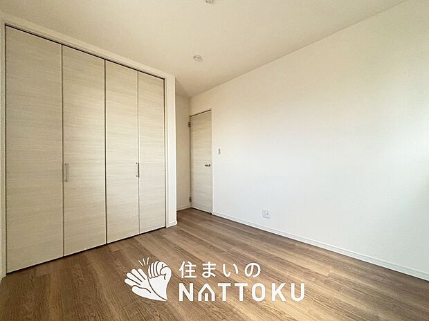 【現地写真（洋室）】木目の美しさを際立たせるシンプルデザインの建具を使用しています。