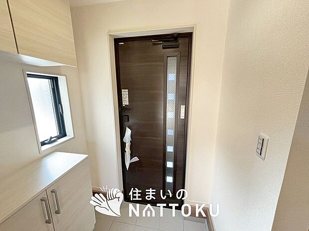 【現地写真（玄関）】玄関には、大型のシューズ収納を設置しています。