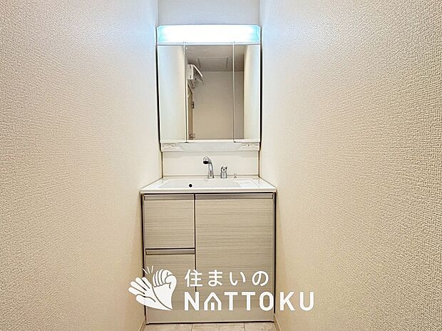 【洗面台・洗面所】鏡の両サイドは、必要なものを取出しやすく、大きな鏡面で朝の準備も快適。
使いやすいリフトアップ機能付きのシングルレバーシャワー水栓付です。
