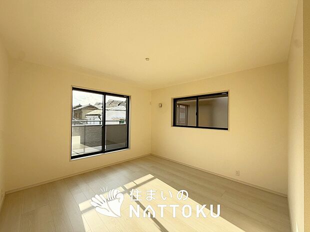 【現地写真（寝室）】木目の美しさを際立たせるシンプルデザインの建具を使用しています。