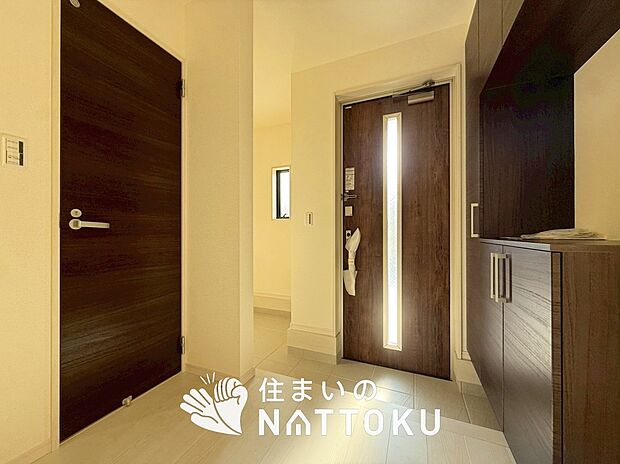 【現地写真（玄関）】玄関には、大型のシューズ収納を設置しています。