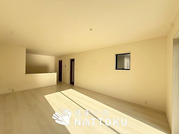 【現地写真（リビング）】フローリング材には、木目、色調など木材特有の風合いがあり、ナチュラルな美しさになっています。