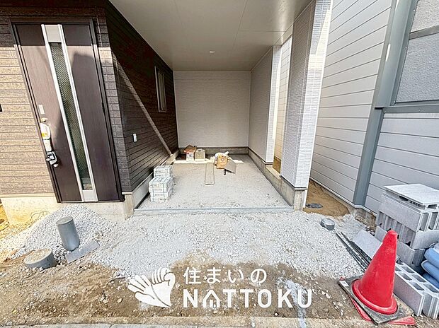 【現地写真（駐車場）】駐車スペースが広く、運転が苦手な方も安心です。