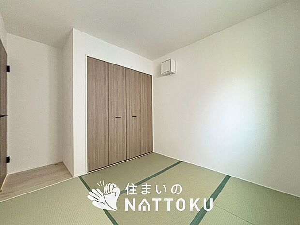 【現地写真（和室）】大壁仕様の新和室。くつろぎの空間です。