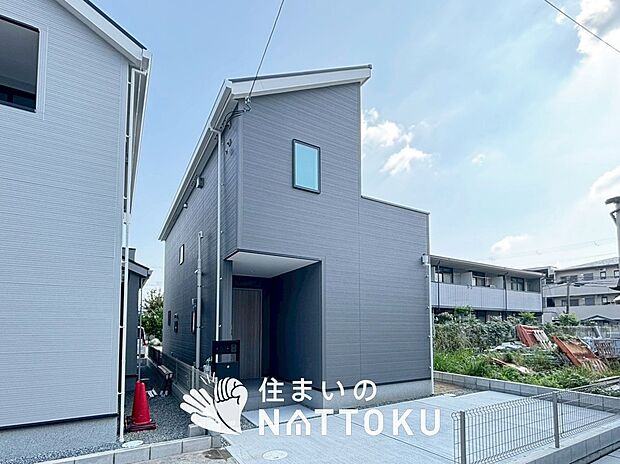 【現地写真（外観）【５号地】】軽くて火災に強い屋根材を採用し、地震時の建物への負担や揺れを軽減しています。