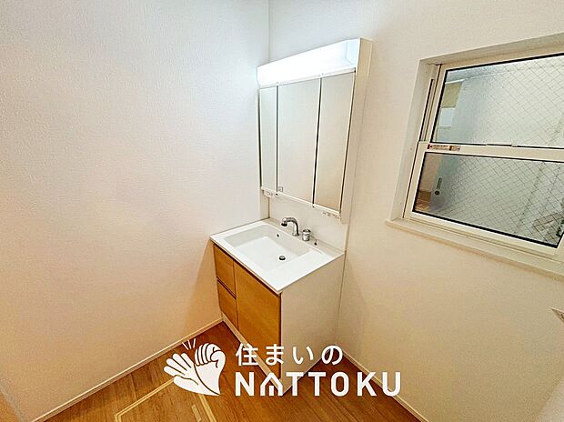 【洗面台・洗面所 】鏡の両サイドは、必要なものを取出しやすく、大きな鏡面で朝の準備も快適。
使いやすいリフトアップ機能付きのシングルレバーシャワー水栓付です。
