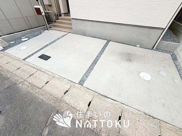 【現地写真（駐車場）】駐車スペースが広く、運転が苦手な方も安心です。