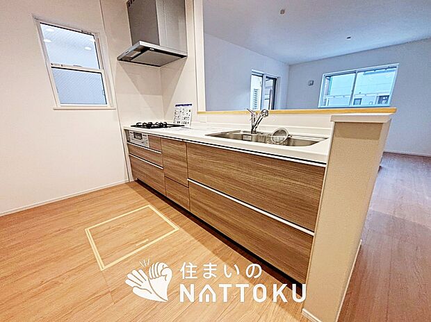 【現地写真（キッチン）】収納たっぷりのシステムキッチン、浄水器付水栓を標準装備しています。