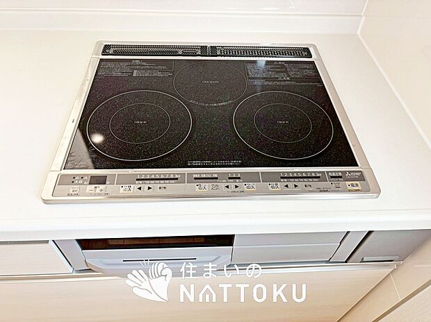 【ビルトインコンロ】フラットな構造で清掃性が高く、過熱防止センサー付３口タイプで日頃の家事も快適です。